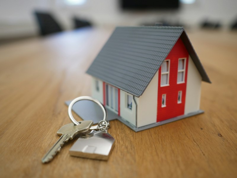 Agent handing over house keys